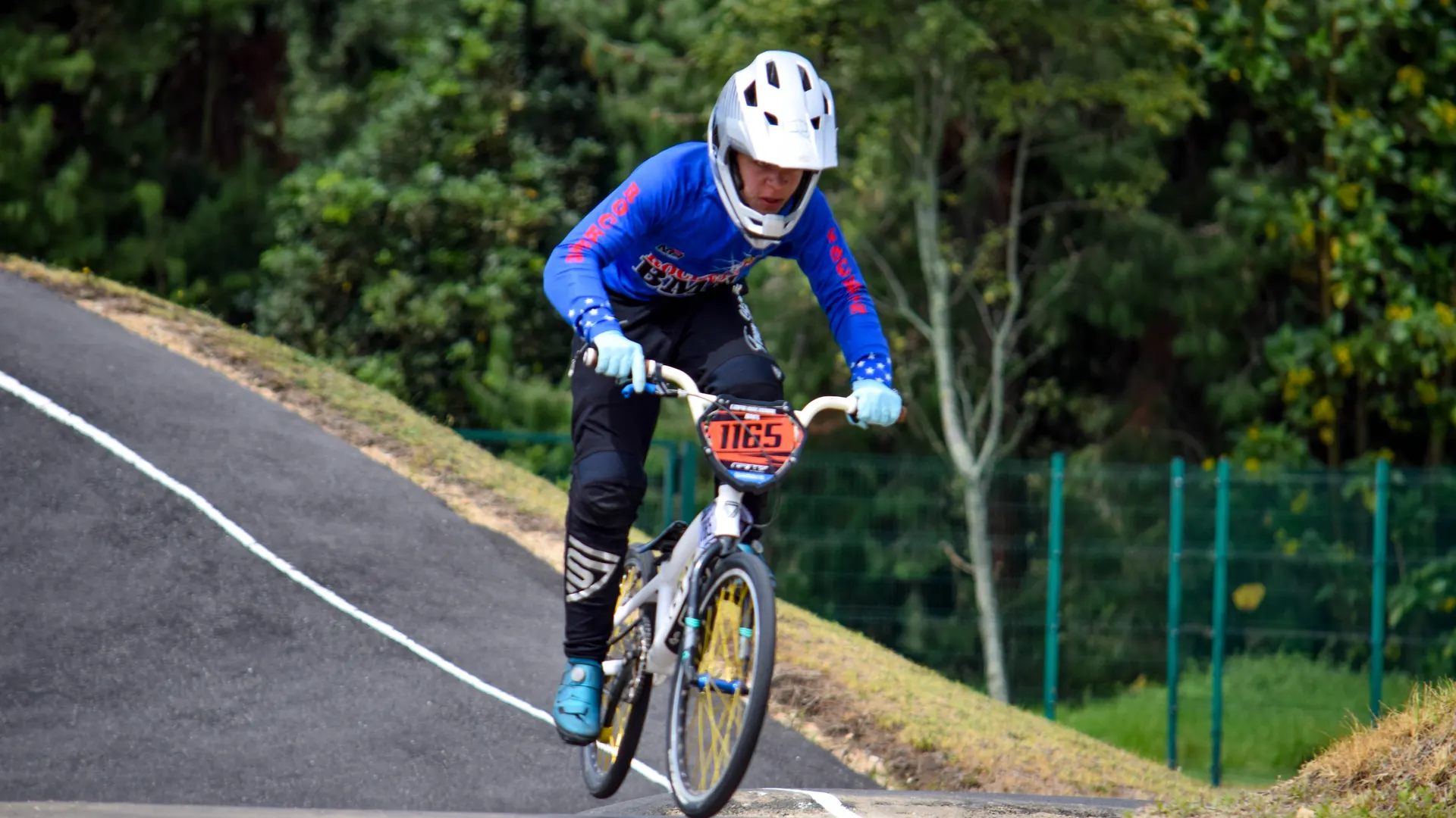 Deportista BMX en competencia